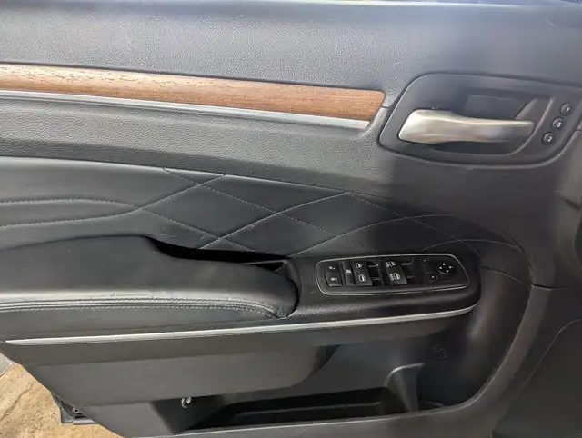 2019 Chrysler 300 300C PLATINUM EDITION WITH NAVIGATION! - Photo 11