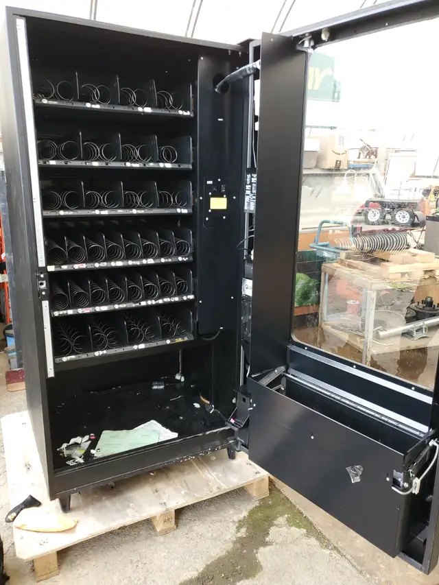 LARGE VENDING MACHINE IN GOOD CONDITION $1,500.00 - Photo 2