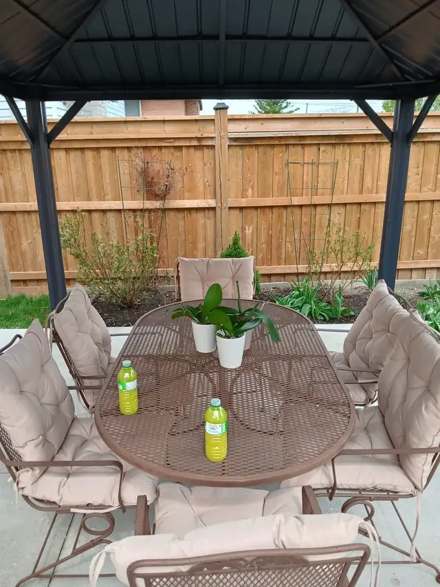 Patio Dining Set – Excellent Condition ☀️