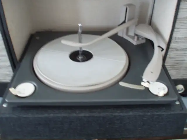 VINTAGE 1950'S RCA RECORD PLAYER - TURNTABLE - Photo 3