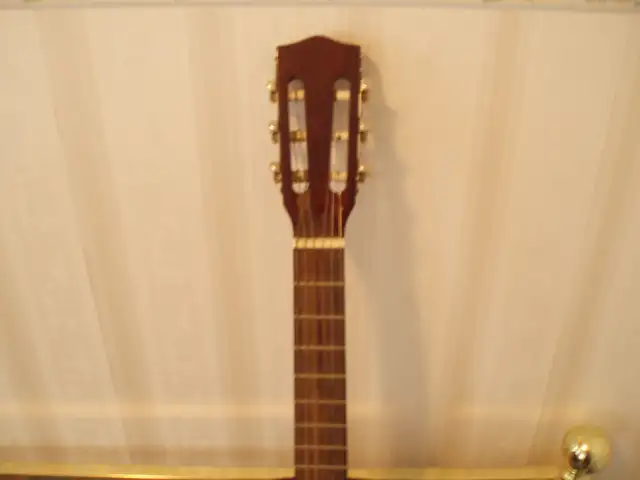 ACOUSTIC GUITAR - EXCELLENT CONDITION - Photo 3