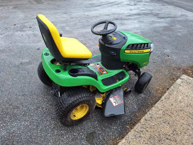 John Deere Tractor - Photo 3