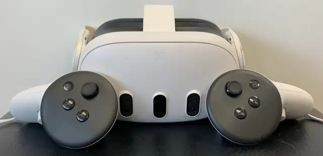 Meta Quest 3 W/ Controller and Charging Station - Photo 4