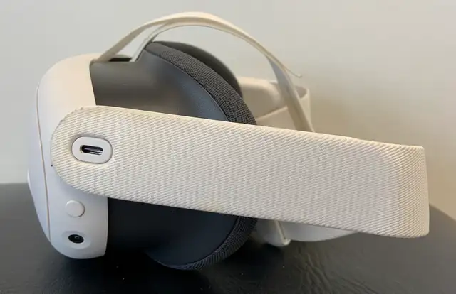 Meta Quest 3 W/ Controller and Charging Station - Photo 5