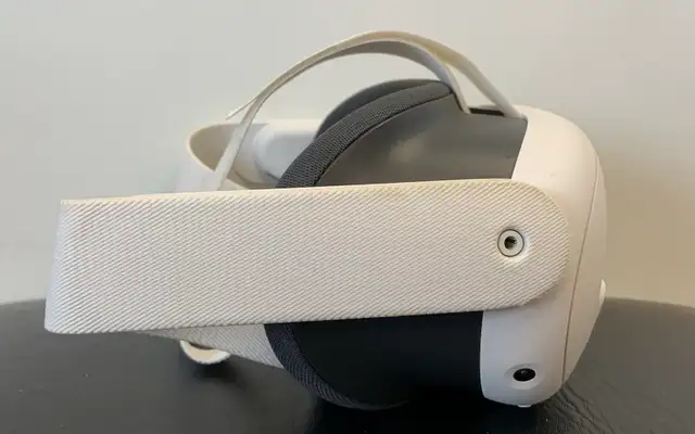 Meta Quest 3 W/ Controller and Charging Station - Photo 6