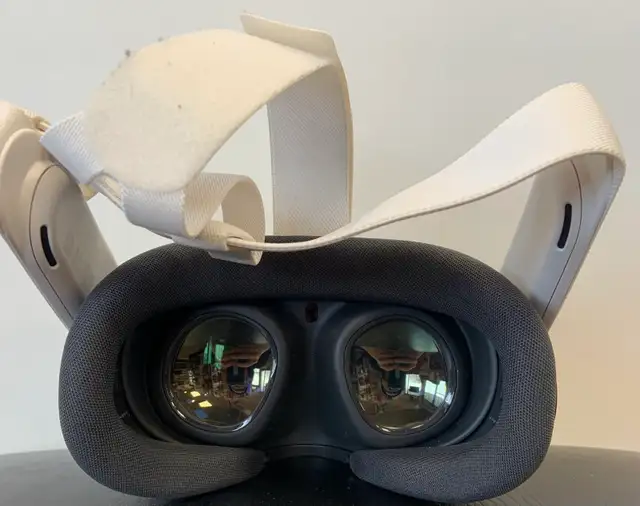 Meta Quest 3 W/ Controller and Charging Station - Photo 7