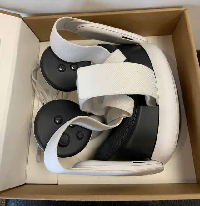 Meta Quest 3 W/ Controller and Charging Station - Photo 8