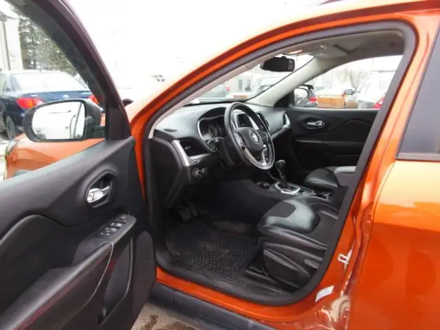 2015 Jeep Cherokee Trailhawk Leather Interior 4WD Rear Wiper - Photo 9