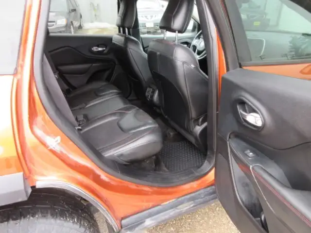 2015 Jeep Cherokee Trailhawk Leather Interior 4WD Rear Wiper - Photo 12