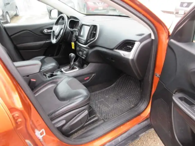 2015 Jeep Cherokee Trailhawk Leather Interior 4WD Rear Wiper - Photo 13