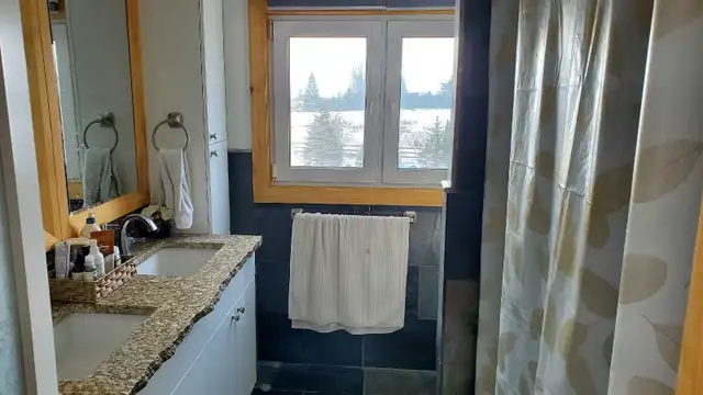 Upper Level of House for Rent - 2 Bed 2 Bath - Photo 3