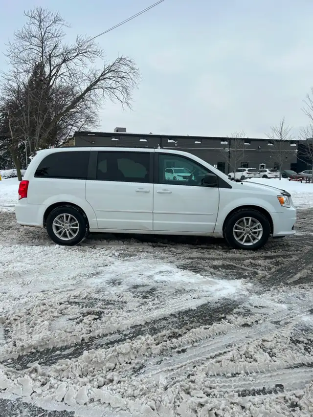 2016 Dodge Grand Caravan SXT, STOW & GO,DVD PKG,NO ACCIDENTS - Photo 5