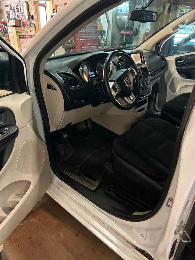 2016 Dodge Grand Caravan SXT, STOW & GO,DVD PKG,NO ACCIDENTS - Photo 17