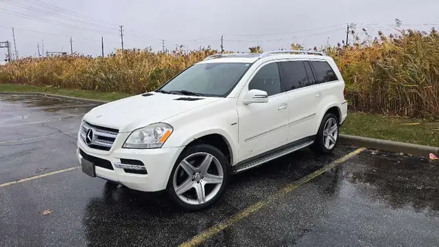 Beautiful fully loaded seven passenger SUV - Photo 2