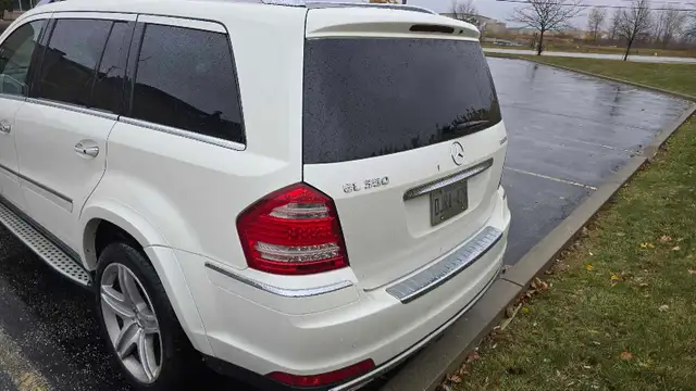 Beautiful fully loaded seven passenger SUV - Photo 3