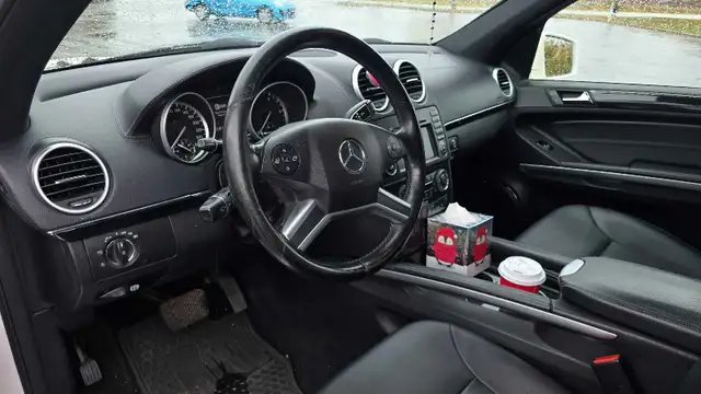 Beautiful fully loaded seven passenger SUV - Photo 5