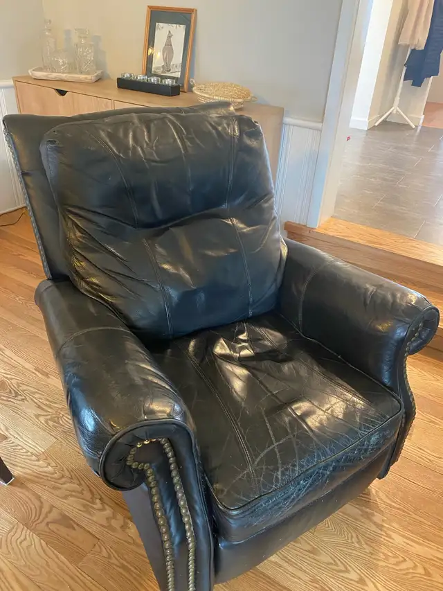 Recliner - FREE! - Photo 2