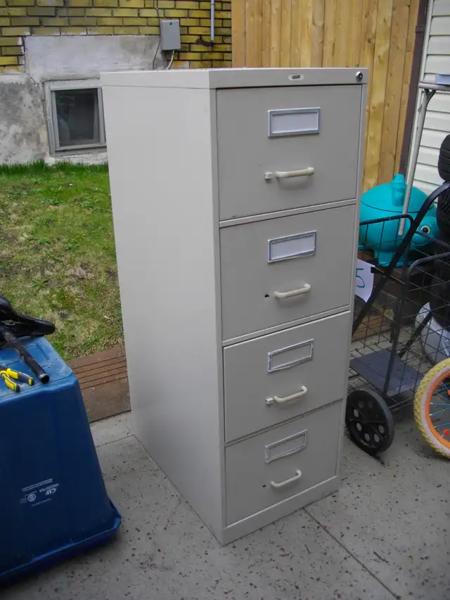 4 drawer metal filing cabinet, dos not lock