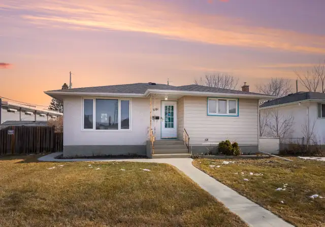 Thoughtfully Updated 3bdrm 2bth Bungalow situated on corner lot!