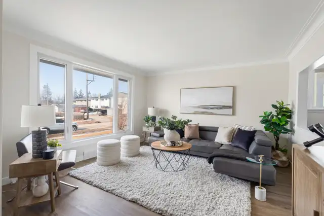 Thoughtfully Updated 3bdrm 2bth Bungalow situated on corner lot! - Photo 2