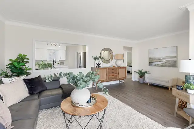 Thoughtfully Updated 3bdrm 2bth Bungalow situated on corner lot! - Photo 3