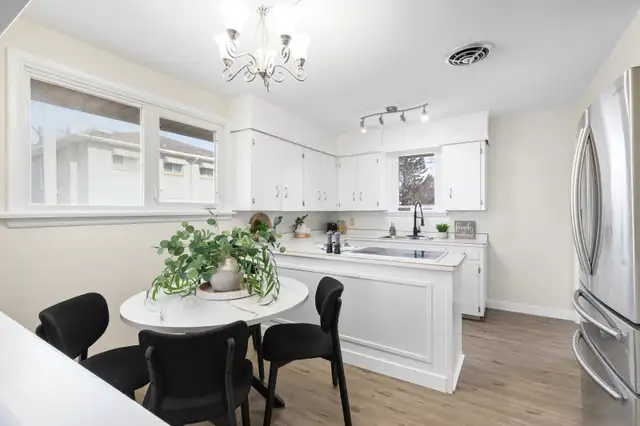 Thoughtfully Updated 3bdrm 2bth Bungalow situated on corner lot! - Photo 4