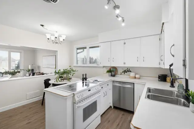 Thoughtfully Updated 3bdrm 2bth Bungalow situated on corner lot! - Photo 5