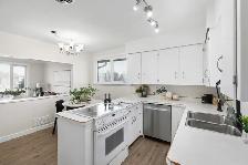 Thoughtfully Updated 3bdrm 2bth Bungalow situated on corner lot! - Photo 5