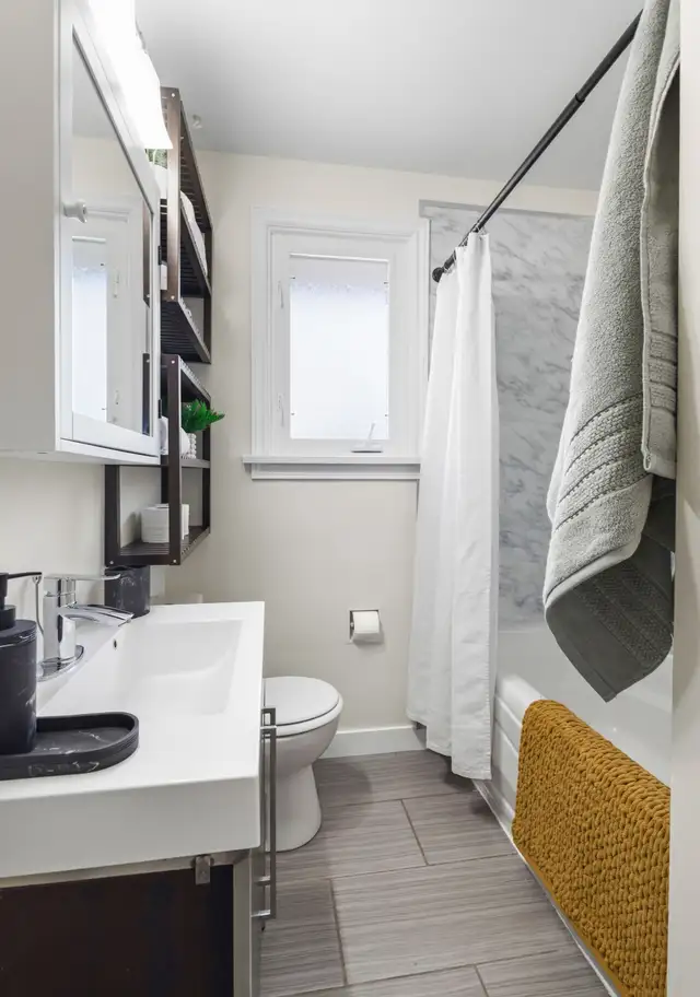 Thoughtfully Updated 3bdrm 2bth Bungalow situated on corner lot! - Photo 7