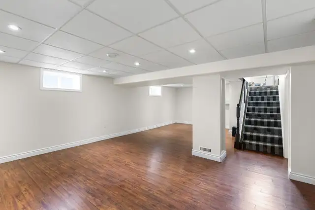 Thoughtfully Updated 3bdrm 2bth Bungalow situated on corner lot! - Photo 8