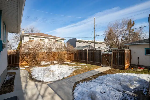 Thoughtfully Updated 3bdrm 2bth Bungalow situated on corner lot! - Photo 10