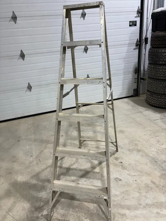 aluminum ladder - Photo 2