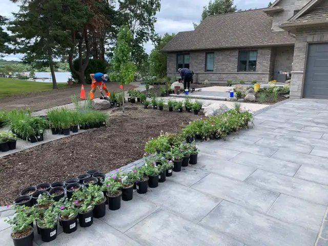 Hiring Landscape Labourers - Photo 3