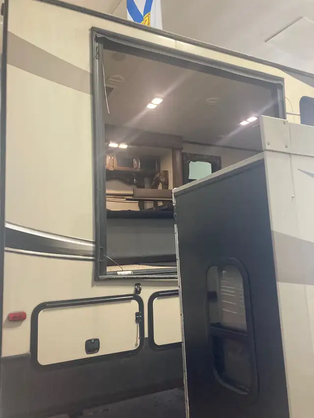 ATTENTION RV OWNERS-EXPERT REPAIRS ! - Photo 9