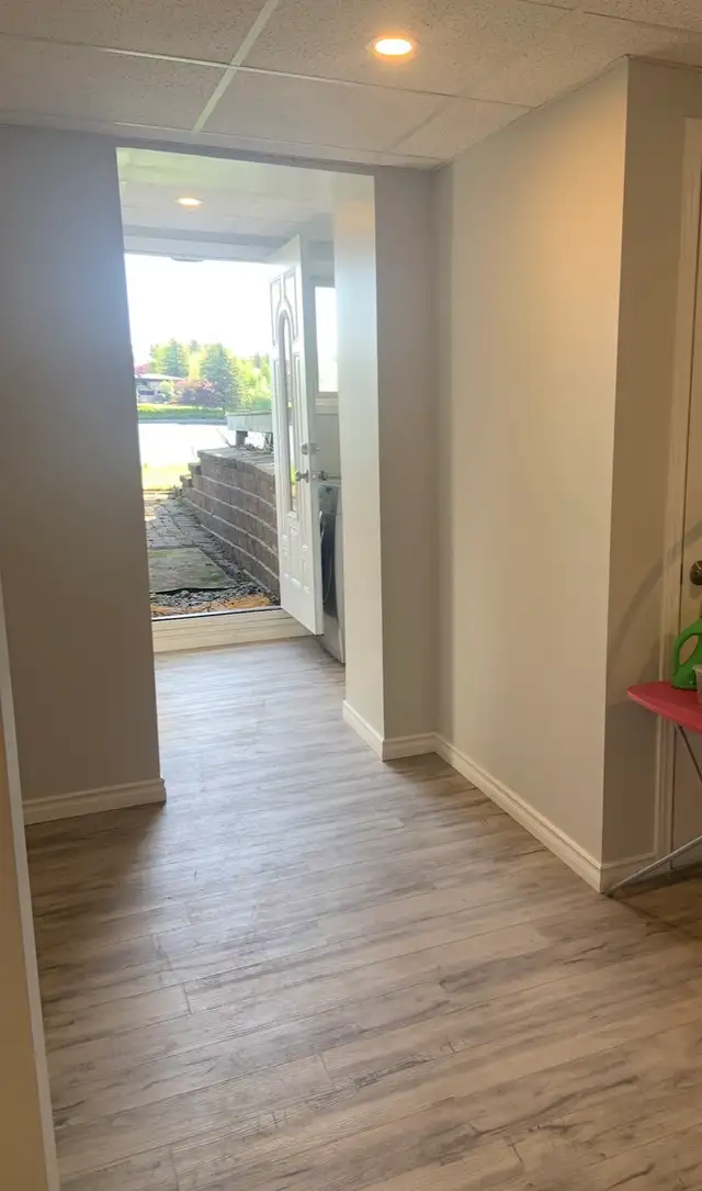 Manotick Waterfront one bedroom.  Lower unit. - Photo 2