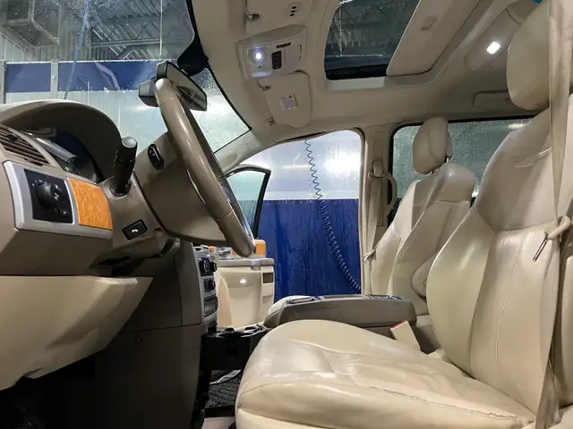 2010 Chrysler Town& Country - Photo 6