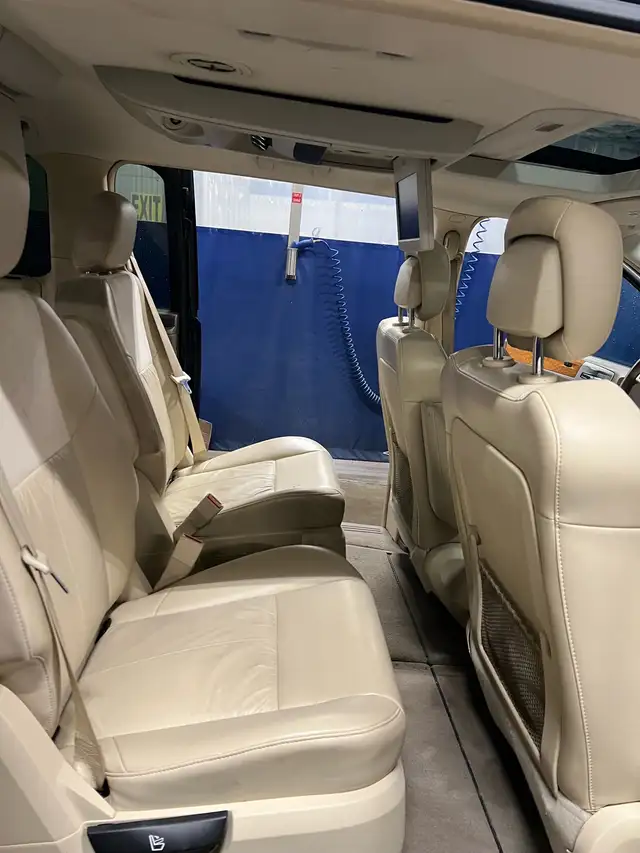 2010 Chrysler Town& Country - Photo 7