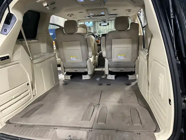 2010 Chrysler Town& Country - Photo 10