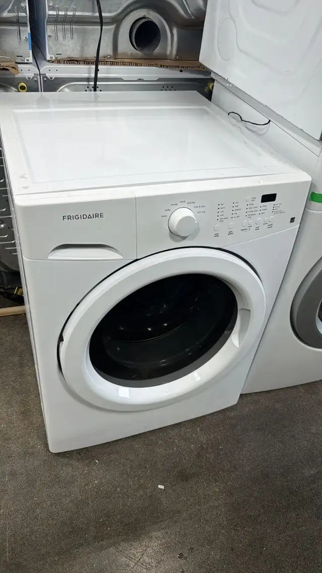 Washer - 27  Frigidaire  3.9  cu ft - Front Load  - White - Used