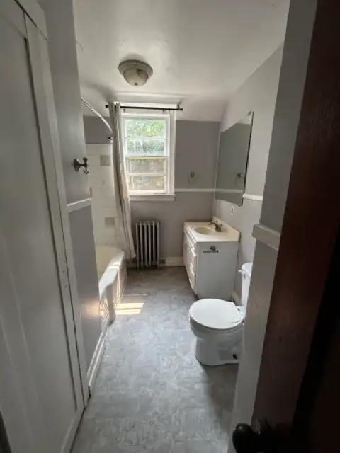 Large 2-Bedroom Apartment in Quiet Building - Photo 3