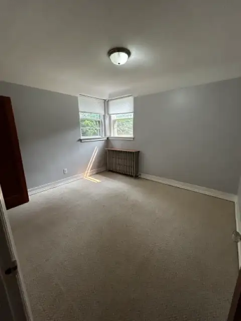 Large 2-Bedroom Apartment in Quiet Building - Photo 4