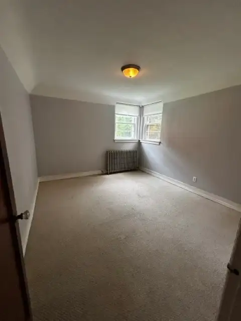 Large 2-Bedroom Apartment in Quiet Building - Photo 5