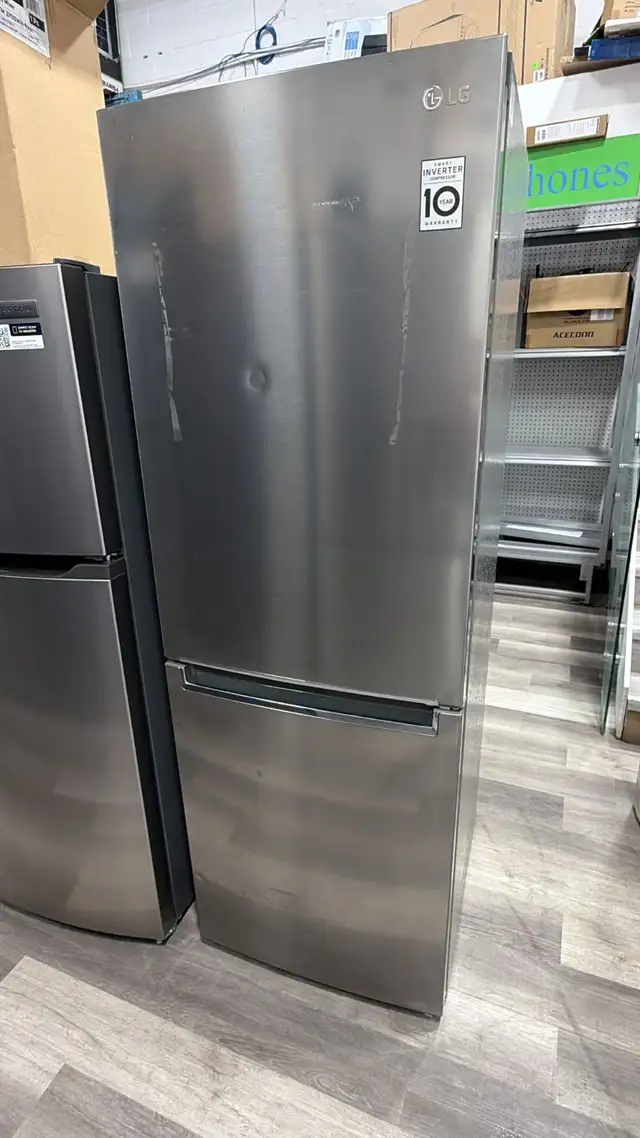 Fridge - 24 LG 10.8 cu ft - Bottom freezer - Used