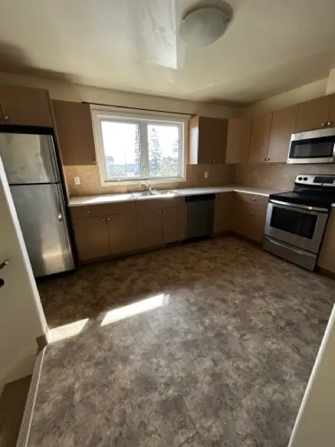 HUGE 3 Bed/2 Bath Apartment