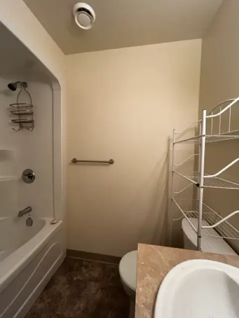 HUGE 3 Bed/2 Bath Apartment - Photo 3