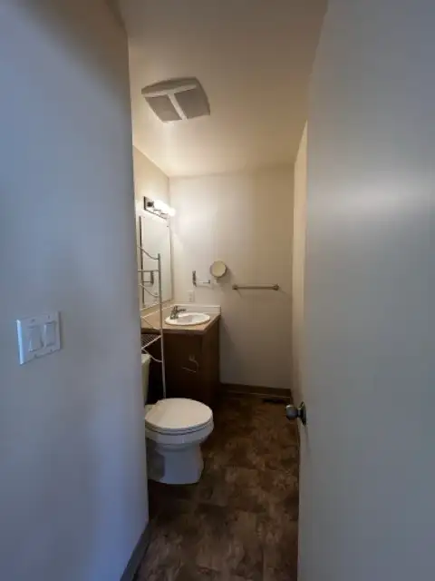 HUGE 3 Bed/2 Bath Apartment - Photo 4