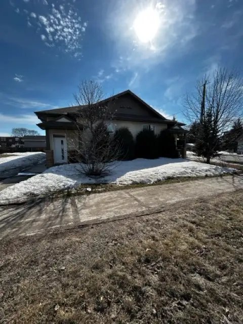 HUGE 3 Bed/2 Bath Apartment - Photo 8