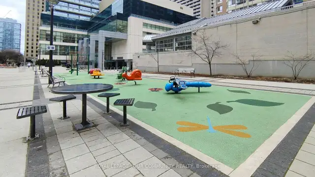 2 Bedroom Furnished Condo | Walk to SickKids & Toronto General - Photo 29