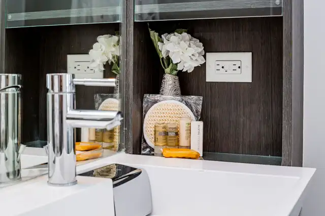 2 Bedroom Furnished Condo | Walk to SickKids & Toronto General - Photo 30