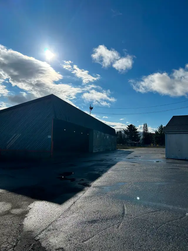 Atelier 4 500 pi² - Possibilité d'Isolation et Porte - Photo 3